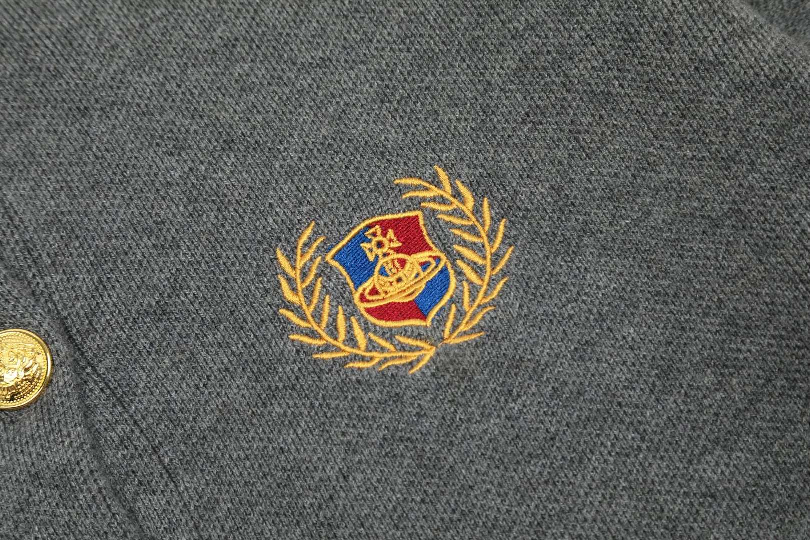 VIVI125 vivienne west wood Vivienne handsome college style wool metal button cardigan. The upper body is huge and beautiful. 🧩 15% merino cotton wool 85% wool blend 🧩Correct Italian🇮🇹100% wool washed wheat logo 🧩Original purchase, real model opening 🧩Original purchase records and comparison pictures can be provided. Order with confidence. 🧩Customized laser buttons, clean and clear text, completely restored, 🧩kill all Taobao 300+ versions in a flash, the purchasing quality is perfect, not a copywriter party, a real good product, the actual product far exceeds the budget. Size: S -M- L Color: navy blue gray